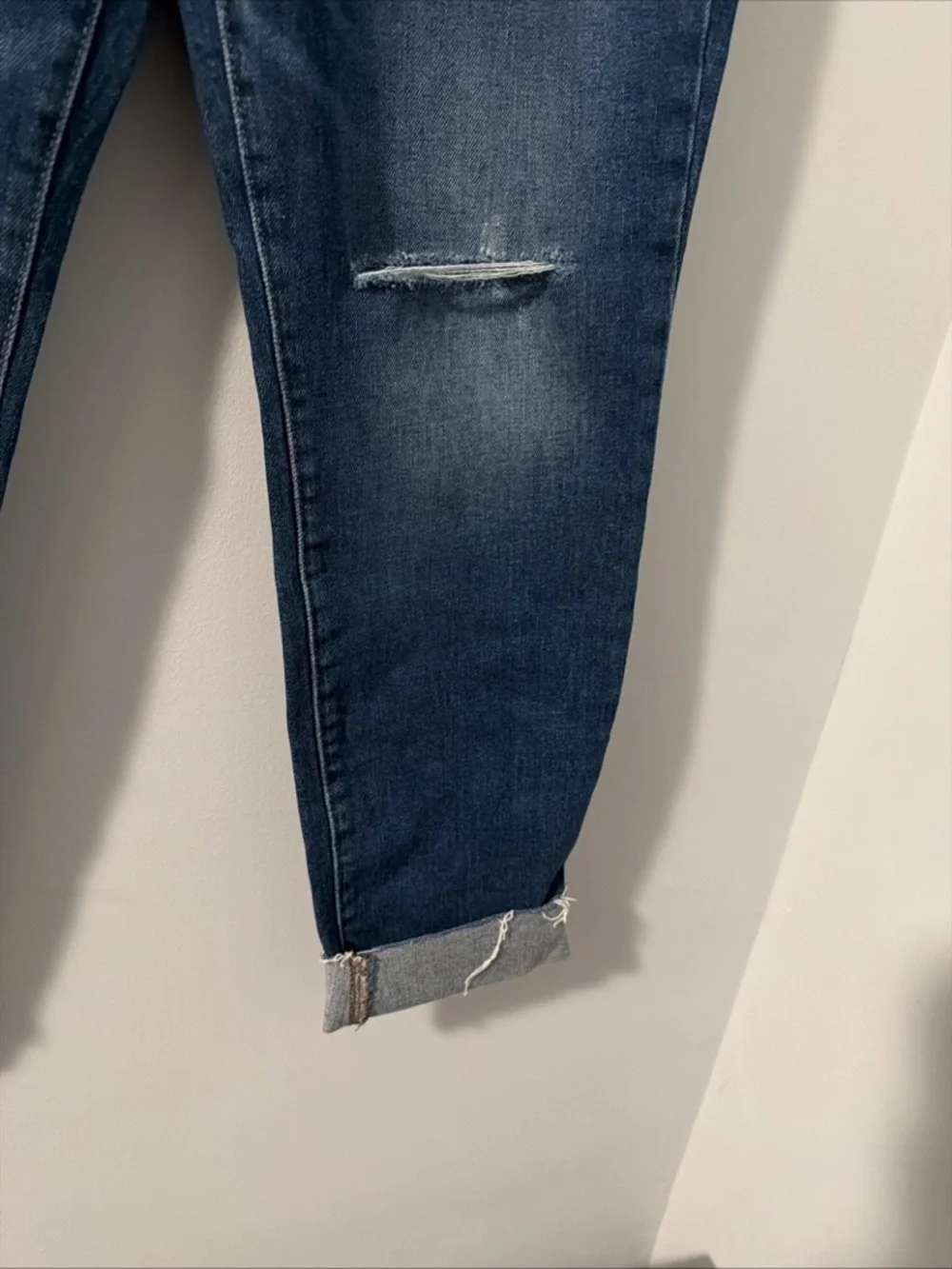 The Old Navy High Rise O.G. Straight Secret Slim Pockets in size 6/28 - Picture 5 of 9
